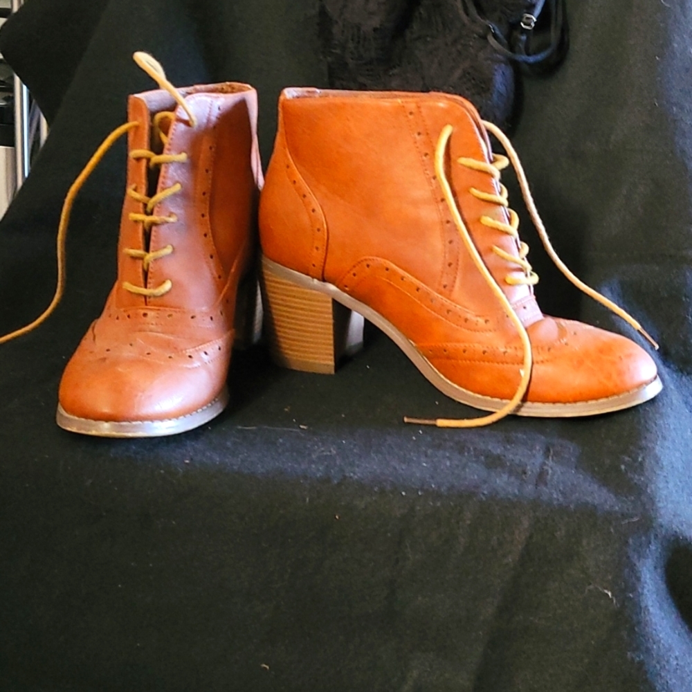 Size 9 Ankle Lace-up boots. GUC